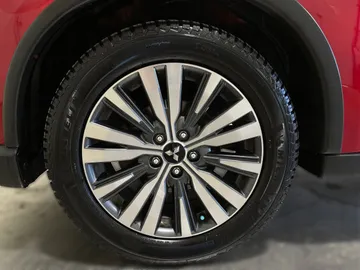 2020 Mitsubishi Outlander - image 7
