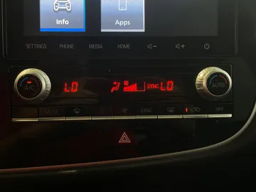 2020 Mitsubishi Outlander - image 25