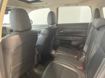 2020 Mitsubishi Outlander - image 16