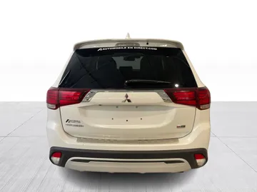 2020 Mitsubishi Outlander - image 13