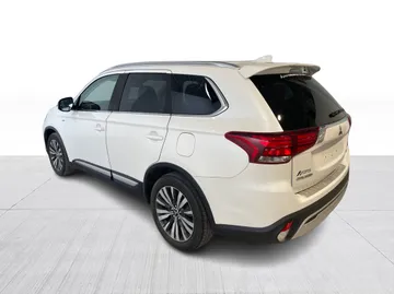 2020 Mitsubishi Outlander - image 12