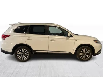 2020 Mitsubishi Outlander - image 2
