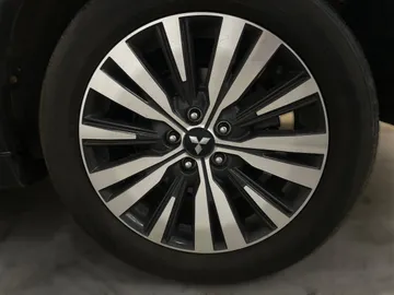 2020 Mitsubishi Outlander - image 7