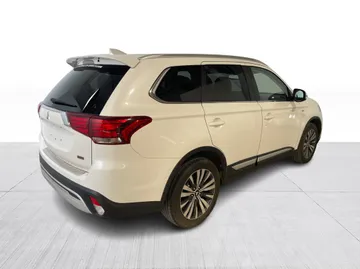 2020 Mitsubishi Outlander - image 15