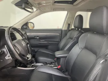 2020 Mitsubishi Outlander - image 3