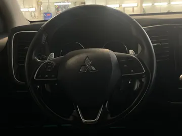 2020 Mitsubishi Outlander - image 19