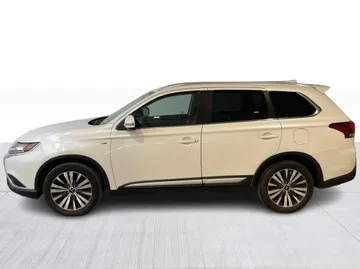 2020 Mitsubishi Outlander - image 11