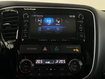 2016 Mitsubishi Outlander - image 28