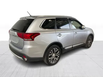 2016 Mitsubishi Outlander - image 8