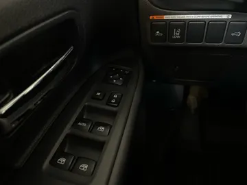 2016 Mitsubishi Outlander - image 25