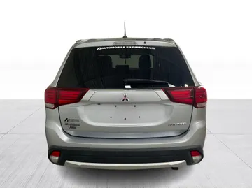 2016 Mitsubishi Outlander - image 7