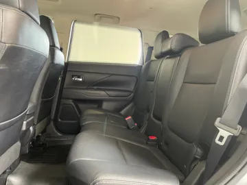 2016 Mitsubishi Outlander - image 11