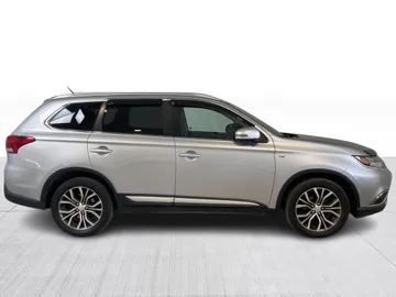 2016 Mitsubishi Outlander - image 9