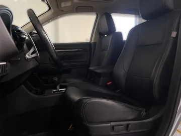 2016 Mitsubishi Outlander - image 10