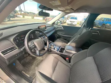 2023 Mitsubishi Outlander PHEV - image 8