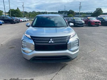 2023 Mitsubishi Outlander PHEV - image 2
