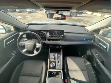 2023 Mitsubishi Outlander PHEV - image 9