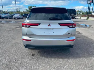 2023 Mitsubishi Outlander PHEV - image 7