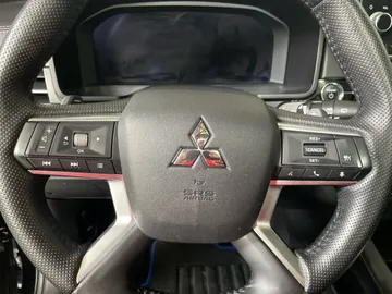 2025 Mitsubishi Outlander Plug-In Hybrid - image 18