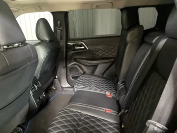 2025 Mitsubishi Outlander Plug-In Hybrid - image 15