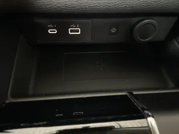 2025 Mitsubishi Outlander Plug-In Hybrid - image 33
