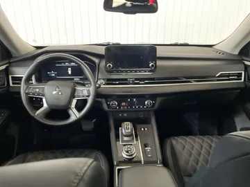 2025 Mitsubishi Outlander Plug-In Hybrid - image 4