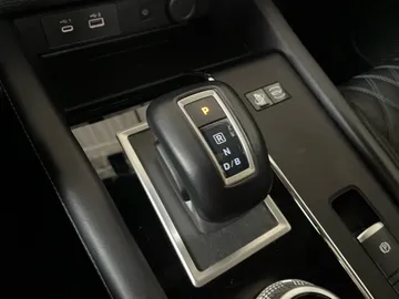 2025 Mitsubishi Outlander Plug-In Hybrid - image 34