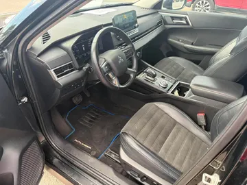 2024 Mitsubishi Outlander Plug-In Hybrid - image 8