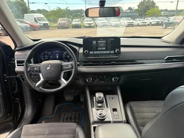 2024 Mitsubishi Outlander Plug-In Hybrid - image 7