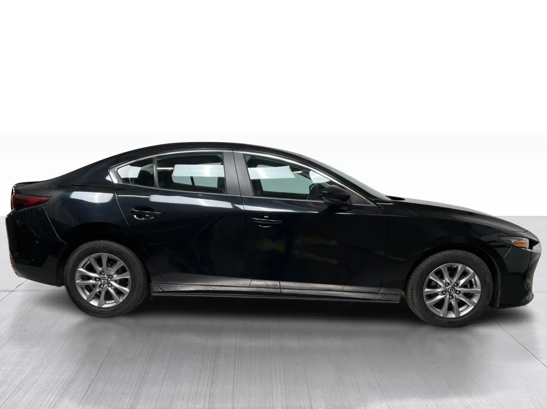 2022 Mazda Mazda3 — photo 2