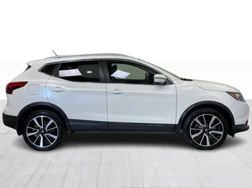 2018 Nissan Qashqai - image 2