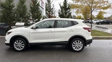 2020 Nissan Qashqai - image 4