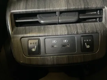 2023 Nissan ARIYA - image 32
