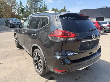 2018 Nissan Rogue - image 3
