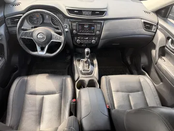2018 Nissan Rogue - image 9