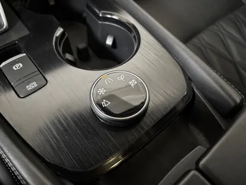2021 Nissan Rogue - image 28