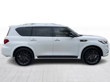 2022 INFINITI QX80 - image 2