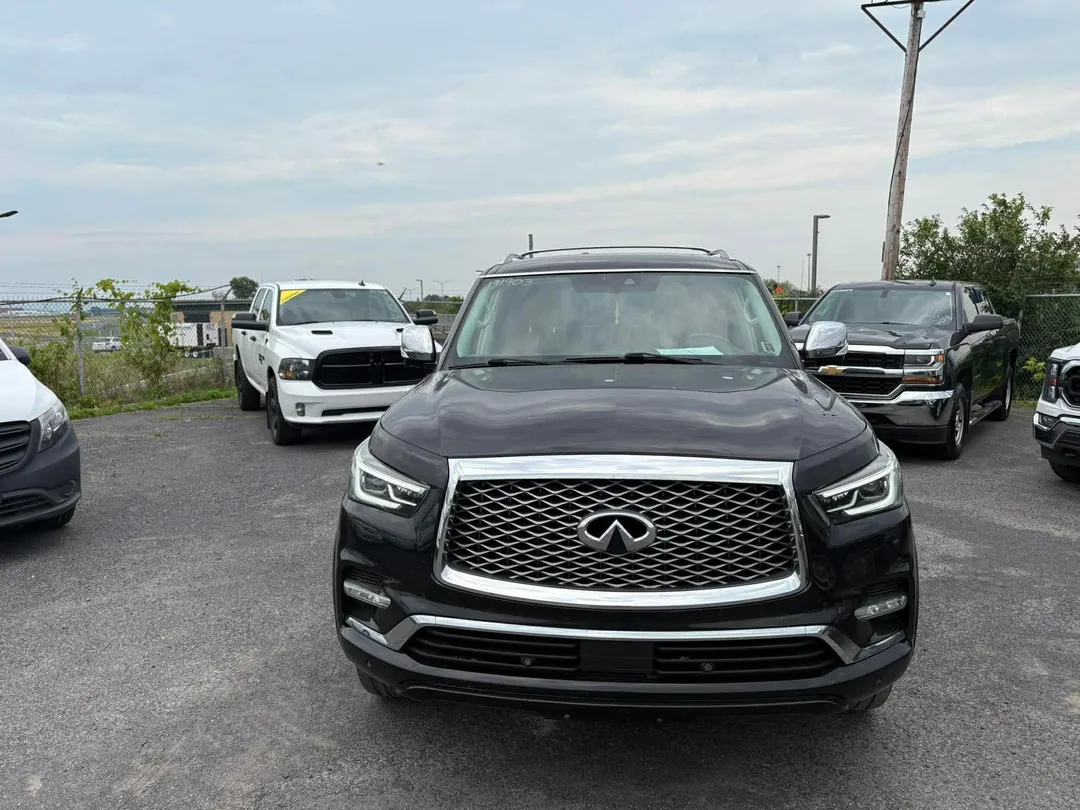 2018 INFINITI QX80 — photo 2