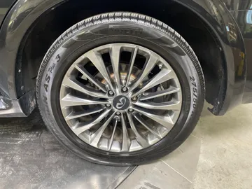 2018 INFINITI QX80 - image 7