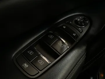2017 INFINITI QX80 - image 27