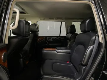 2017 INFINITI QX80 - image 16