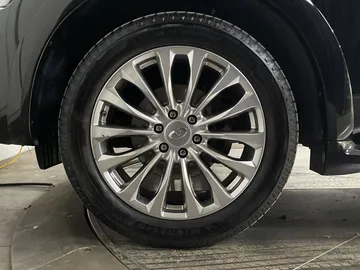 2017 INFINITI QX80 - image 7
