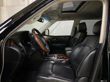 2017 INFINITI QX80 - image 3