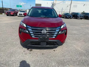 2024 Nissan Rogue - image 2