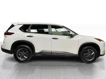 2024 Nissan Rogue - image 2