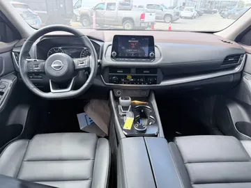 2023 Nissan Rogue - image 9