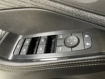 2022 Nissan Rogue - image 25