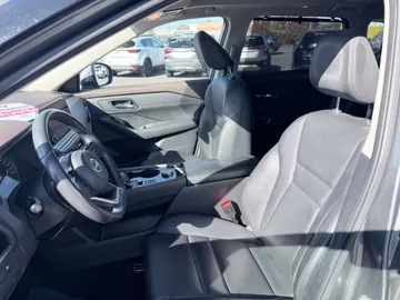 2023 Nissan Rogue - image 8