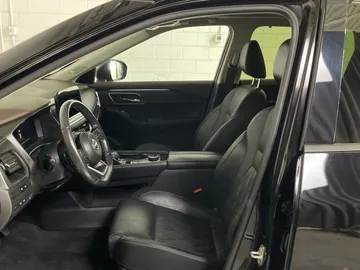 2023 Nissan Rogue - image 3