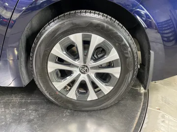 2020 Toyota Corolla Hybrid - image 6